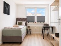 Schlafzimmer1 im 1.OG: Schlafzimmer 1 liegt direkt gegenüber dem Apartment-Eingang. Ausgestattet mit hochwertigem Boxspringbett (90x200), Smart-TV, Kleiderregal, Nachttisch und verstellbarer Lampe. Handtücher & Bettwäsche inklusive. Schlafzimmer1 im 1.OG: Schlafzimmer 1 liegt direkt gegenüber dem Apartment-Eingang. Ausgestattet mit hochwertigem Boxspringbett (90x200), Smart-TV, Kleiderregal, Nachttisch und verstellbarer Lampe. Handtücher & Bettwäsche inklusive.