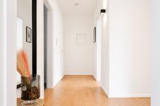 Zu sehen ist der Flur, welcher erkenntlich macht, dass sich das 1. Schlafzimmer gegenüber dem Hauseingang befindet. (1. Schlafraum auf der rechten Seite). Zu sehen ist der Flur, welcher erkenntlich macht, dass sich das 1. Schlafzimmer gegenüber dem Hauseingang befindet. (1. Schlafraum auf der rechten Seite).