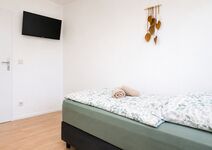 Der Smart-TV hat eine verstellbare Wandhalterung, welche ermöglicht den TV nach vorne zu ziehen, zu den Seiten und ebenfalls zu neigen. Der Smart-TV hat eine verstellbare Wandhalterung, welche ermöglicht den TV nach vorne zu ziehen, zu den Seiten und ebenfalls zu neigen.