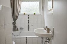 Die Badewanne kann durch einen Vorhang, einer Rutschmatte in der Wanne und einer Brausegarnitur ebenfalls als Dusche verwendet werden. Die Waschmaschine befindet sich im Keller mit der Stellplatznummer 2. Die Badewanne kann durch einen Vorhang, einer Rutschmatte in der Wanne und einer Brausegarnitur ebenfalls als Dusche verwendet werden. Die Waschmaschine befindet sich im Keller mit der Stellplatznummer 2.