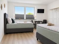 Schlafzimmer3 im 1.OG: Das 3. Schlafzimmer befindet sich auf der rechten Seite am Ende des Flurs und ist der größte Schlafraum im Apartment. Ausgestattet mit drei hochwertigen Einzel-Boxspringbetten bietet es viel Platz und hohen Schlafkomfort. Schlafzimmer3 im 1.OG: Das 3. Schlafzimmer befindet sich auf der rechten Seite am Ende des Flurs und ist der größte Schlafraum im Apartment. Ausgestattet mit drei hochwertigen Einzel-Boxspringbetten bietet es viel Platz und hohen Schlafkomfort.