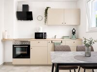 Küche im 1.OG: Die moderne Küchenzeile in Beige verfügt über Backofen mit Ceranfeld, Mikrowelle, Spülbecken, Kaffeemaschine, Wasserkocher, Abtropfgestell, Trockentücher und ausreichend Arbeitsfläche zur Speisenzubereitung. Küche im 1.OG: Die moderne Küchenzeile in Beige verfügt über Backofen mit Ceranfeld, Mikrowelle, Spülbecken, Kaffeemaschine, Wasserkocher, Abtropfgestell, Trockentücher und ausreichend Arbeitsfläche zur Speisenzubereitung.