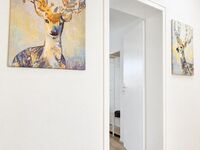 1.OG: Zu sehen ist der Eingangsbereich direkt nach Betreten des Apartments. Gegenüber befindet sich das 1. Schlafzimmer, das durch seine Lage auch ideal als Vorarbeiterzimmer genutzt werden kann. 1.OG: Zu sehen ist der Eingangsbereich direkt nach Betreten des Apartments. Gegenüber befindet sich das 1. Schlafzimmer, das durch seine Lage auch ideal als Vorarbeiterzimmer genutzt werden kann.