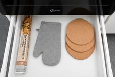 Für die Koch – und Backzubereitung befinden sich Backpapier für das Backblech, ein Ofenhandschuh und Topfuntersetzer in der Schublade unter dem Backofen. Für die Koch – und Backzubereitung befinden sich Backpapier für das Backblech, ein Ofenhandschuh und Topfuntersetzer in der Schublade unter dem Backofen.