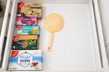 Für das kleine Wohlbefinden ist stets mit Teesorten, Kaffeesticks, Kaffeefiltern und Zuckerwürfel gesorgt. Inkl. Senseo Kaffeepads. Ebenfalls ein Küchensieb für die Zubereitung von Speisen. Für das kleine Wohlbefinden ist stets mit Teesorten, Kaffeesticks, Kaffeefiltern und Zuckerwürfel gesorgt. Inkl. Senseo Kaffeepads. Ebenfalls ein Küchensieb für die Zubereitung von Speisen.