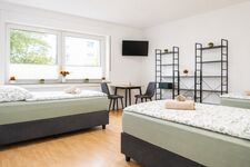 Entsprechend der Bettenzahl sind die Kleiderregale angepasst. Ein kleiner Essbereich oder auch Arbeitsbereich, so wie ein Smart-TV mit verstellbarer Halterung befindet sich im 3. Schlafraum. Entsprechend der Bettenzahl sind die Kleiderregale angepasst. Ein kleiner Essbereich oder auch Arbeitsbereich, so wie ein Smart-TV mit verstellbarer Halterung befindet sich im 3. Schlafraum.