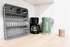 Ausstattungsmerkmal dieses Fotos ist die Kaffeemaschine und der Wasserkocher. Ergänzt durch eine Senseo Kaffeemaschine. Ausstattungsmerkmal dieses Fotos ist die Kaffeemaschine und der Wasserkocher. Ergänzt durch eine Senseo Kaffeemaschine.