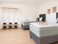 Schlafzimmer3 im 1.OG: Ansicht der rechten Zimmerseite zur besseren Veranschaulichung des großzügigen Raumangebots und der offenen Gestaltung. Schlafzimmer3 im 1.OG: Ansicht der rechten Zimmerseite zur besseren Veranschaulichung des großzügigen Raumangebots und der offenen Gestaltung.