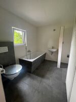 Grosses Bad mit WC und Badewanne Grosses Bad mit WC und Badewanne