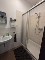Badezimmer mit Dusche und Waschbecken Badezimmer mit Dusche und Waschbecken