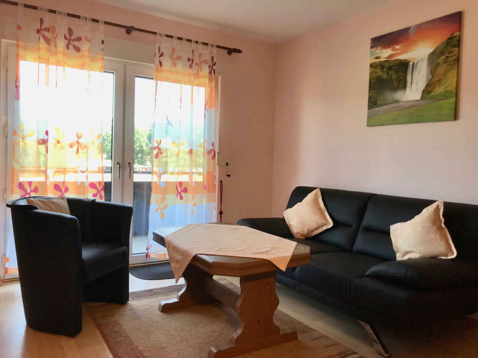 Elbdeich: Wohnzimmer mit Blick auf den Deich Elbdeich: Wohnzimmer mit Blick auf den Deich