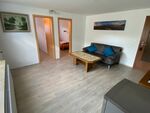 Studio: Wohnraum mit Kühlschrank und eigenem Bad/WC Studio: Wohnraum mit Kühlschrank und eigenem Bad/WC