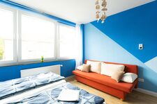 Modernes Doppelbett mit hochwertiger Bettwäsche und gemütlichen Kissen direkt am Fenster. #Schlafkomfort #DuisburgErleben #HellesZimmer #StilvollÜbernachten Modernes Doppelbett mit hochwertiger Bettwäsche und gemütlichen Kissen direkt am Fenster. #Schlafkomfort #DuisburgErleben #HellesZimmer #StilvollÜbernachten
