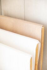 Saubere, weiche Handtücher ordentlich auf einem Holzständer – sofort griffbereit für unsere Gäste. #GästeKomfort #Sauberkeit #VonVImmoServiceUG #VollAusgestattet Saubere, weiche Handtücher ordentlich auf einem Holzständer – sofort griffbereit für unsere Gäste. #GästeKomfort #Sauberkeit #VonVImmoServiceUG #VollAusgestattet