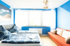 Helles Zimmer mit großem Bett, bequemer Matratze und natürlichem Licht für erholsame Nächte. #DuisburgApartment #KomfortZimmer #ZentralDuisburg #ErholungPur Helles Zimmer mit großem Bett, bequemer Matratze und natürlichem Licht für erholsame Nächte. #DuisburgApartment #KomfortZimmer #ZentralDuisburg #ErholungPur