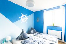 Gemütliches Schlafzimmer mit Doppelbett, ideal für erholsamen Schlaf nach einem langen Tag. Alles ist vorbereitet für Ihren angenehmen Aufenthalt. #Doppelbett #ErholungPur #Schlafkomfort #HelleZimmer #VonVImmoServiceUG #BequemÜbernachten Gemütliches Schlafzimmer mit Doppelbett, ideal für erholsamen Schlaf nach einem langen Tag. Alles ist vorbereitet für Ihren angenehmen Aufenthalt. #Doppelbett #ErholungPur #Schlafkomfort #HelleZimmer #VonVImmoServiceUG #BequemÜbernachten