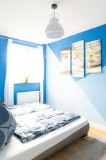 Frisches, helles Zimmer mit charmanten Details und großzügigem Bett – perfekt für eine ruhige Auszeit allein oder zu zweit. #KomfortPur #DesignZimmer #BlauWieDasMeer #VonVImmoServiceUG #Wohlfühlfaktor Frisches, helles Zimmer mit charmanten Details und großzügigem Bett – perfekt für eine ruhige Auszeit allein oder zu zweit. #KomfortPur #DesignZimmer #BlauWieDasMeer #VonVImmoServiceUG #Wohlfühlfaktor