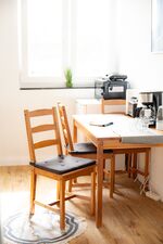 Gemütlicher Essplatz mit natürlichem Licht – ideal zum Essen oder für die Arbeit am Laptop. #EssbereichDuisburg #HellesApartment #Komfortzone #ApartmentMitLicht Gemütlicher Essplatz mit natürlichem Licht – ideal zum Essen oder für die Arbeit am Laptop. #EssbereichDuisburg #HellesApartment #Komfortzone #ApartmentMitLicht