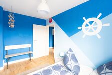 Maritimes Design trifft auf Komfort – stilvolles Schlafzimmer mit klaren Farben und gemütlichem Bett für erholsamen Schlaf. #Schlafkomfort #BlauesDesign #ErholenInDuisburg #VonVImmoServiceUG #ZimmerMitStil Maritimes Design trifft auf Komfort – stilvolles Schlafzimmer mit klaren Farben und gemütlichem Bett für erholsamen Schlaf. #Schlafkomfort #BlauesDesign #ErholenInDuisburg #VonVImmoServiceUG #ZimmerMitStil