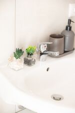 Kleine Dekogläser mit Kunstpflanzen bringen stilvolle Frische ins Bad – für ein angenehmes Ambiente. #ModernesDesign #WohlfühlBad #VonVImmoServiceUG #VollAusgestattet Kleine Dekogläser mit Kunstpflanzen bringen stilvolle Frische ins Bad – für ein angenehmes Ambiente. #ModernesDesign #WohlfühlBad #VonVImmoServiceUG #VollAusgestattet