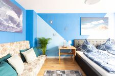 Das Zimmer bietet nicht nur ein bequemes Bett, sondern auch eine zusätzliche Sitzecke zum Entspannen oder Lesen. #Leseecke #KomfortZone #Ruhebereich #GutAusgestattet #VonVImmoServiceUG Das Zimmer bietet nicht nur ein bequemes Bett, sondern auch eine zusätzliche Sitzecke zum Entspannen oder Lesen. #Leseecke #KomfortZone #Ruhebereich #GutAusgestattet #VonVImmoServiceUG