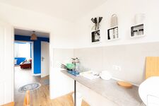 Helle Spülecke mit Ausblick – Kochen und Abwasch in entspannter Atmosphäre. #Küchenkomfort #DuisburgApartment #ModerneKüche #Wohlfühlwohnen Helle Spülecke mit Ausblick – Kochen und Abwasch in entspannter Atmosphäre. #Küchenkomfort #DuisburgApartment #ModerneKüche #Wohlfühlwohnen