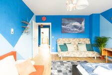 Einfach und praktisch eingerichteter Raum mit Sitzgelegenheit und ruhiger Atmosphäre. #DuisburgApartment #VonVImmoServiceUG #GemütlichUndHell Einfach und praktisch eingerichteter Raum mit Sitzgelegenheit und ruhiger Atmosphäre. #DuisburgApartment #VonVImmoServiceUG #GemütlichUndHell