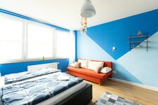 Moderne Wandgestaltung, maritime Deko und viel Platz im Bett – dieses Schlafzimmer bringt Ruhe und Stil zusammen. #SchlafzimmerMitStil #RuheOase #GroßesBett #MaritimTräumen #VonVImmoServiceUG Moderne Wandgestaltung, maritime Deko und viel Platz im Bett – dieses Schlafzimmer bringt Ruhe und Stil zusammen. #SchlafzimmerMitStil #RuheOase #GroßesBett #MaritimTräumen #VonVImmoServiceUG