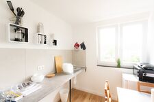 Praktisch geschnittene Küche mit klarer Struktur und direktem Zugang zum Wohnraum – alles griffbereit. #KücheMitKomfort #ApartmentDuisburg #Wohnkomfort #DuisburgUnterkunft Praktisch geschnittene Küche mit klarer Struktur und direktem Zugang zum Wohnraum – alles griffbereit. #KücheMitKomfort #ApartmentDuisburg #Wohnkomfort #DuisburgUnterkunft