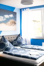 Geräumiges Schlafzimmer mit komfortablem Doppelbett und frischem, maritimem Stil – ideal für erholsamen Schlaf zu zweit. #Doppelbett #Schlafkomfort #MaritimesDesign #VonVImmoServiceUG #ErholungPur Geräumiges Schlafzimmer mit komfortablem Doppelbett und frischem, maritimem Stil – ideal für erholsamen Schlaf zu zweit. #Doppelbett #Schlafkomfort #MaritimesDesign #VonVImmoServiceUG #ErholungPur