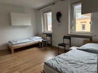 Schlafzimmer mit zwei Einzelbetten und Stühlen Schlafzimmer mit zwei Einzelbetten und Stühlen
