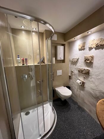 Badezimmer mit Regendusche Badezimmer mit Regendusche