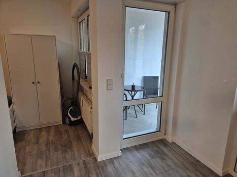 Kleiderschrank, Wäscheständer und Staubsauger vorhanden Kleiderschrank, Wäscheständer und Staubsauger vorhanden