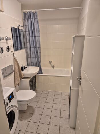 Badezimmer mit Waschmaschine Badezimmer mit Waschmaschine