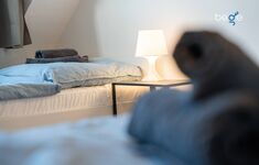 Schlafzimmer 1 mit zwei Einzelbetten, Sitzecke und Smart TV Schlafzimmer 1 mit zwei Einzelbetten, Sitzecke und Smart TV