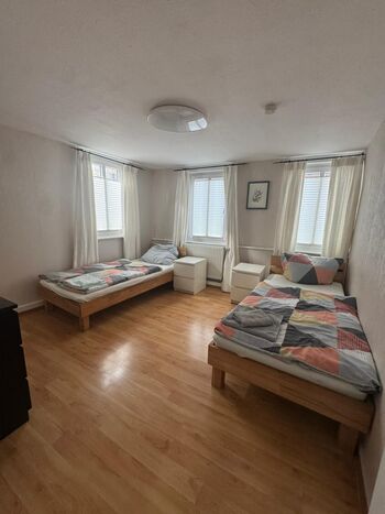 Haus in Kitzingen, 9 Betten, zentral mit 2 Küchen und 2 Bäder mit Dusche Bild 3 Haus in Kitzingen, 9 Betten, zentral mit 2 Küchen und 2 Bäder mit Dusche Bild 3