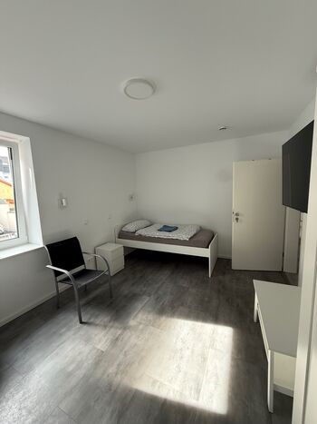 Monteuzimmer Obertshausen 8 Personen | A3 in 2 min. | 2 Küchen | 2 Bäder Bild 2 Monteuzimmer Obertshausen 8 Personen | A3 in 2 min. | 2 Küchen | 2 Bäder Bild 2