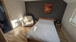Kleines Schlafzimmer mit Doppelbett Kleines Schlafzimmer mit Doppelbett