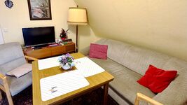 Wohnzimmer mit Esstisch, Sofa und TV Wohnzimmer mit Esstisch, Sofa und TV