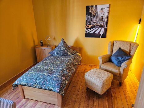 EG Zimmer 3 - Einzelzimmer mit Sessel und Schreibtisch EG Zimmer 3 - Einzelzimmer mit Sessel und Schreibtisch