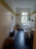 Badezimmer mit Dusche, Wanne und Waschmaschine Badezimmer mit Dusche, Wanne und Waschmaschine