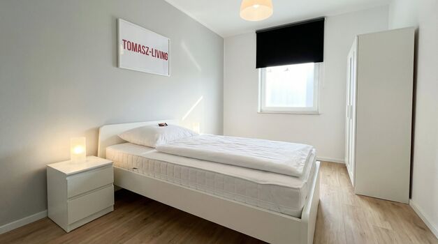 MH13 / TOMASZ-LIVING in DUISBURG - Einzelzimmer mit Schreibt Bild 1 MH13 / TOMASZ-LIVING in DUISBURG - Einzelzimmer mit Schreibt Bild 1