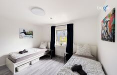 Schlafzimmer 2 mit zwei Einzelbetten, Sitzecke und Smart TV Schlafzimmer 2 mit zwei Einzelbetten, Sitzecke und Smart TV