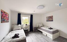 Schlafzimmer 1 mit zwei Einzelbetten, Sitzecke und Smart TV Schlafzimmer 1 mit zwei Einzelbetten, Sitzecke und Smart TV