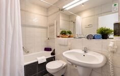 Bad/WC mit Duschwanne Bad/WC mit Duschwanne