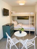 Beispielhafter Wohn-/Schlafbereich im 1-Zimmer-Apartment Beispielhafter Wohn-/Schlafbereich im 1-Zimmer-Apartment