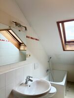 Beispielhaftes Badezimmer mit Badewanne Beispielhaftes Badezimmer mit Badewanne