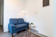 kleiner Ruhebereich mit Couch und Leselampe kleiner Ruhebereich mit Couch und Leselampe