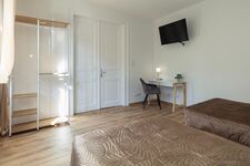 Großes Schlafzimmer, mit Arbeitsplatz und Fernseher Großes Schlafzimmer, mit Arbeitsplatz und Fernseher