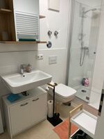 Modernes Duschbad mit Waschmaschine Modernes Duschbad mit Waschmaschine